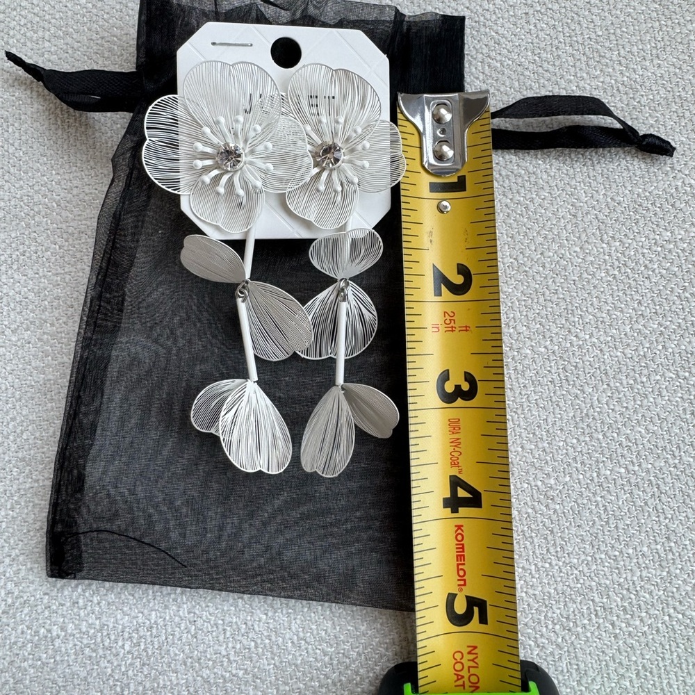 NWT Chic Floral Dangle Earrings - Picture 4 of 5